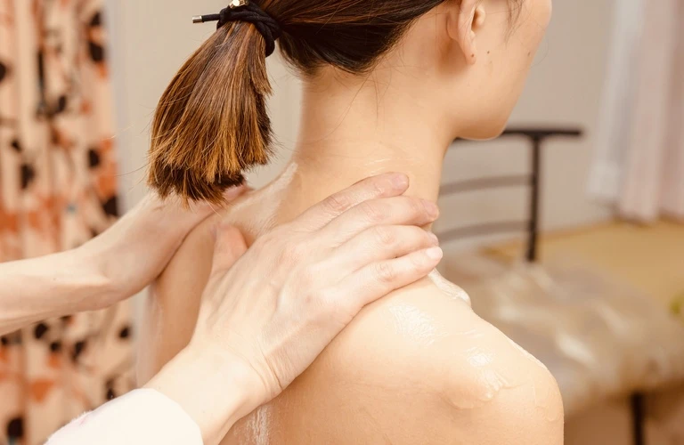 首肩こりで悩むあなたへ、心も体も軽やかに
